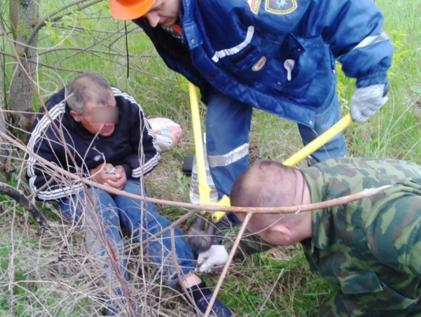Прикованного цепью к дереву мужчину обнаружили в окрестностях Волгодонска