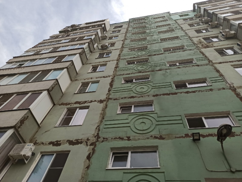 Из «девятиэтажки» в Волгодонске выпала и насмерть разбилась женщина