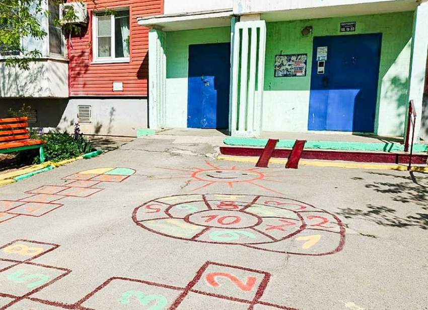 Яркими красками заиграли дворы «Уюта» после совместного субботника