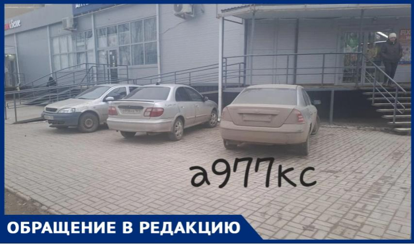 Наглость на колесах: жители проспекта Курчатова возмущены парковкой машин у магазинов на пешеходной зоне