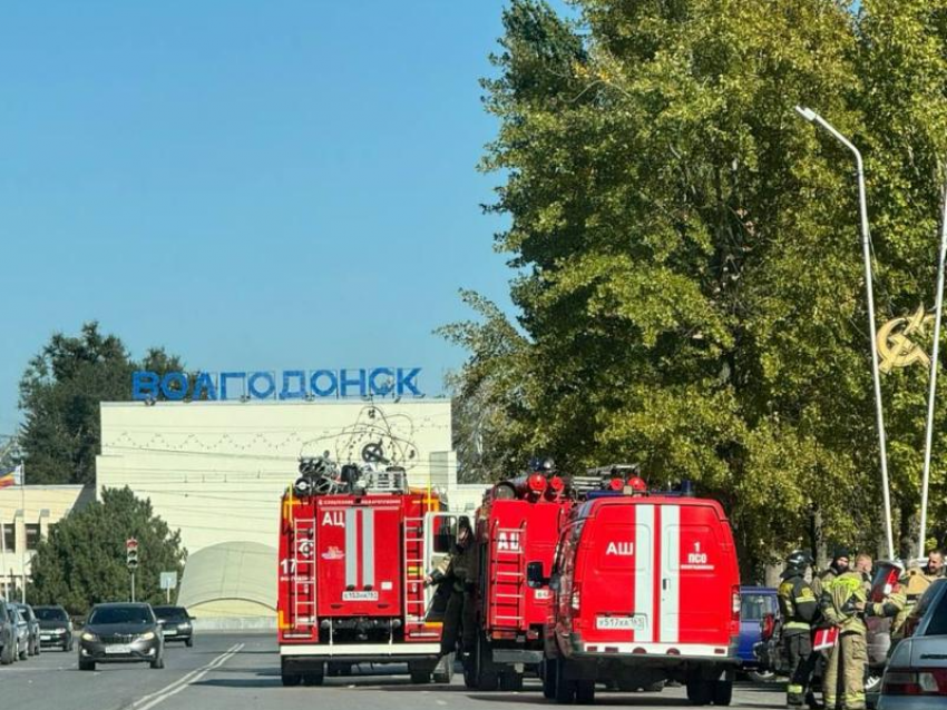 «Дыма нет, а пожарных много»: возле ВИТИ НИЯУ МИФИ стоят несколько пожарных расчетов