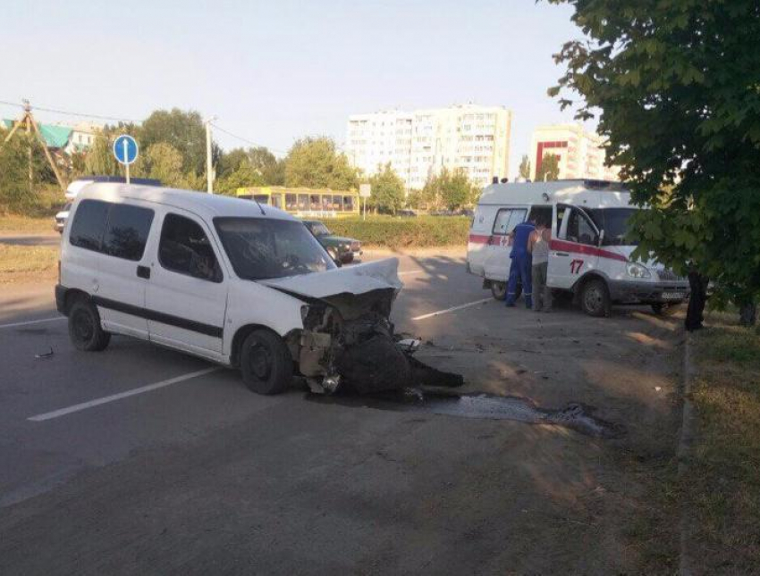 Две машины разворотило после ДТП на проспекте Мира в Волгодонске