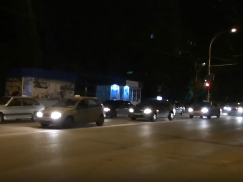 В память о погибшем товарище десятки таксистов колонной проехали по Волгодонску 