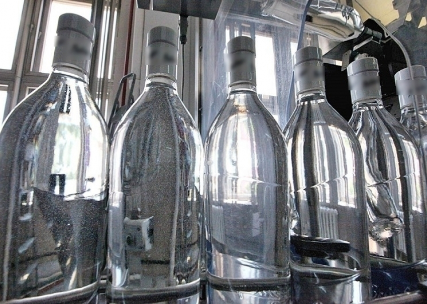 Под Зимовниками автобус перевозил 192 бутылки сомнительного алкоголя