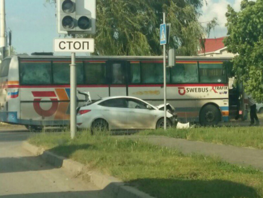 Иномарке искорежило крышку капота, после столкновения с автобусом Volvo в Волгодонске