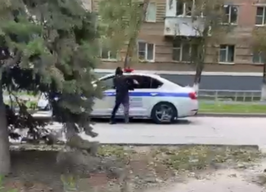 Волгодонец ударил полицейскую машину на улице Ленина