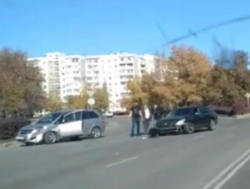 Две иномарки столкнулись в Волгодонске