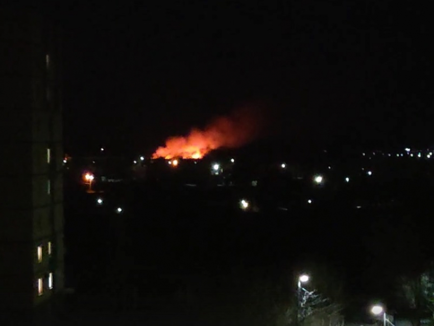 Крупный пожар в районе улицы Радужной вспыхнул в Волгодонске