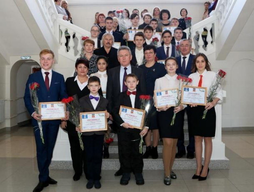 Именные стипендии из рук главы города получили одаренные дети Волгодонска