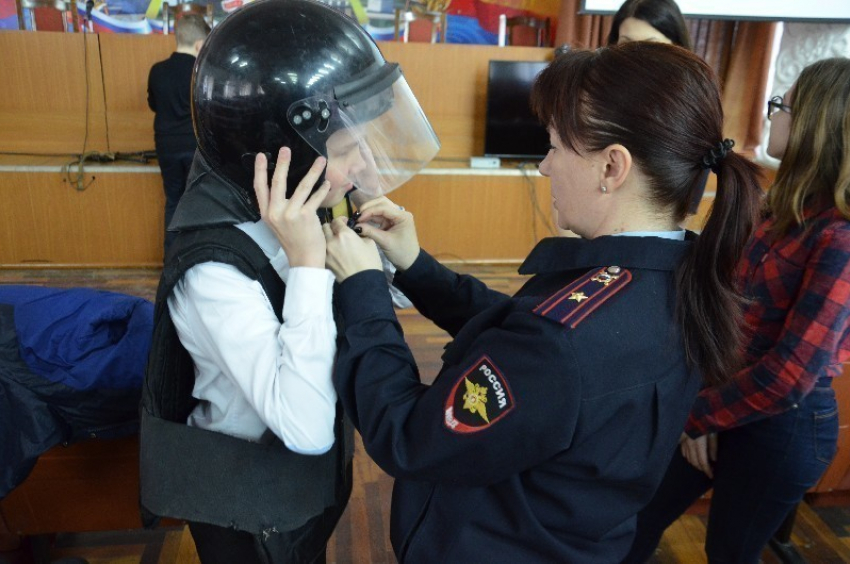 Полицейские преподали урок мужества школьникам Волгодонска 