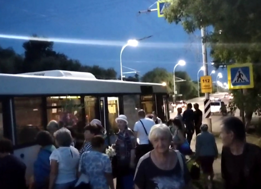 Транспортный коллапс: десятки дачников не могли больше часа уехать с «пятого» в Волгодонске