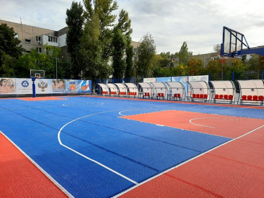Строительство специализированной баскетбольной площадки возле школы №13 подходит к завершению