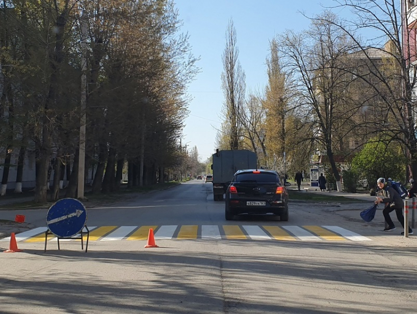 В Волгодонске начали обновлять пешеходные переходы