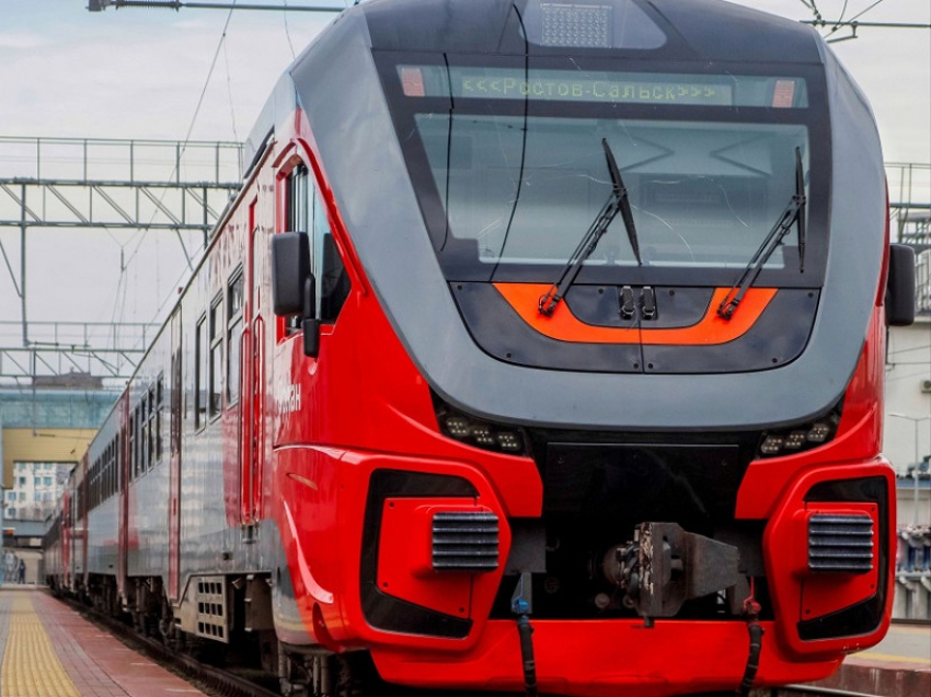 Водитель погиб: поезд Ростов - Зимовники протаранил легковой автомобиль 