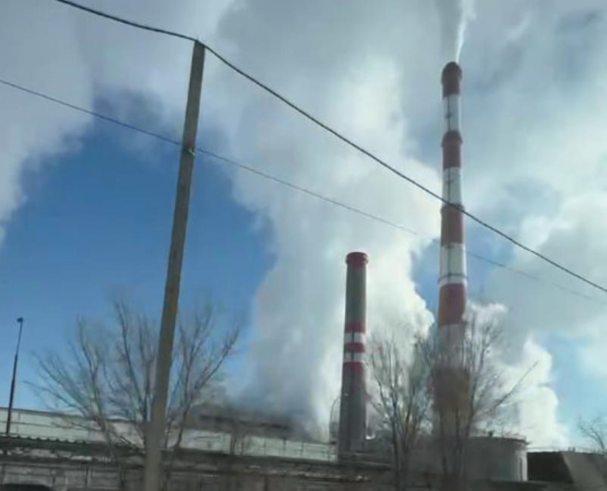 «А ничего, что пар не только из труб?»: клубы белого пара из труб ТЭЦ и от стоящего рядом здания снял на видео волгодонец
