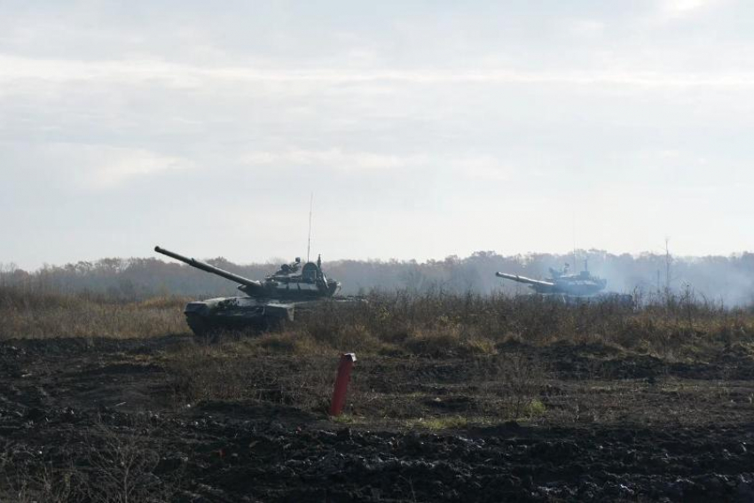 На учебном полигоне прошли занятия по вождению танков