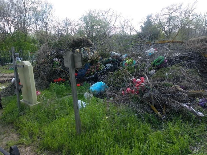 На кладбищах Волгодонска скопилось мусора на 370 самосвалов