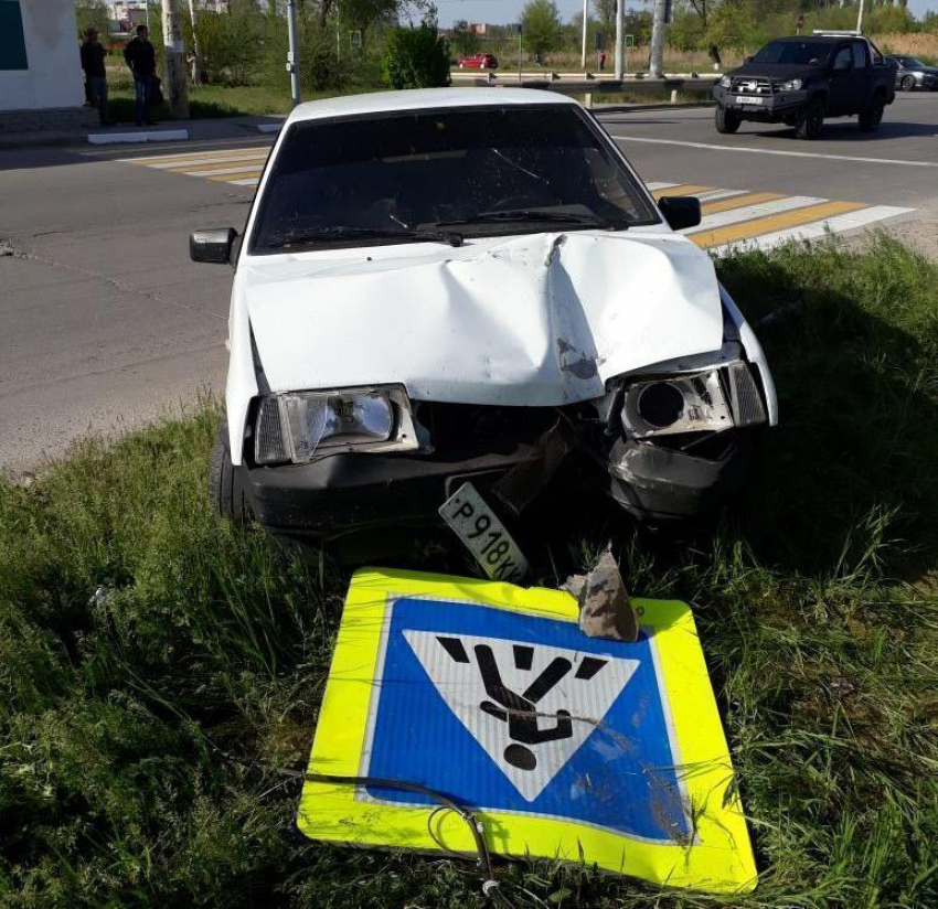 Водитель «девятки» снес светофор возле Атоммаша - у ВАЗа оторвало колеса 