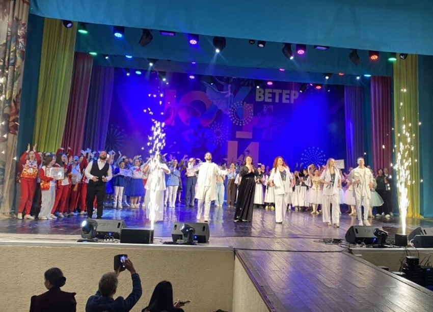 Грандиозный фестиваль «Южный ветер»: более 1100 участников и 365 творческих номеров потрясли сцену ДК имени Курчатова