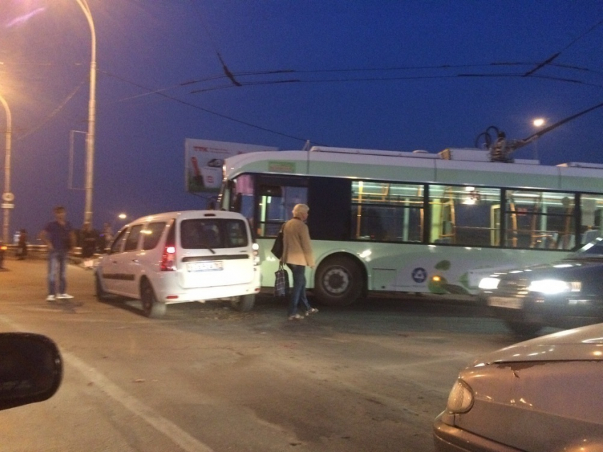В Волгодонске «Лада Ларгус» влетела в новенький троллейбус на путепроводе