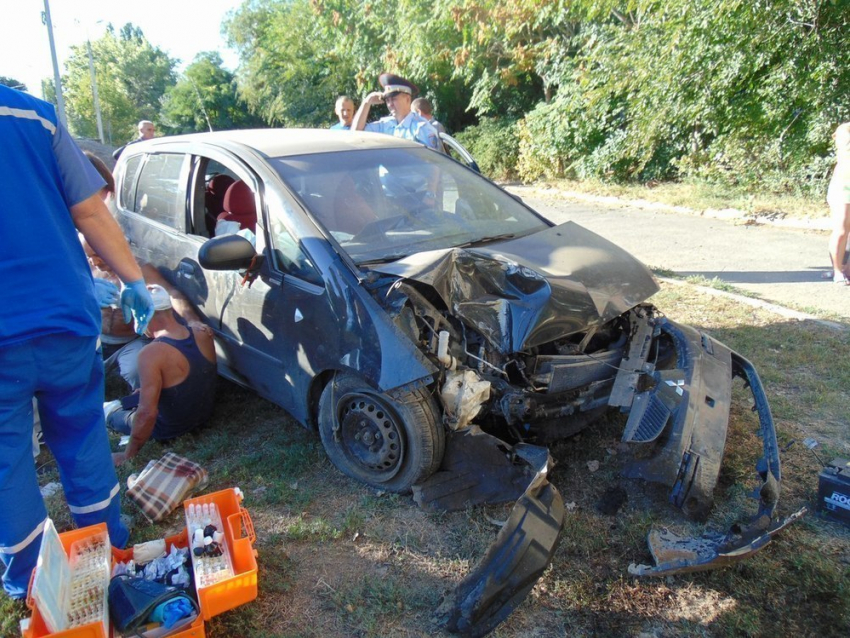 Волгодонский автомобилист врезался в столб и хотел  скрыться на разбитом «Мицубиси»