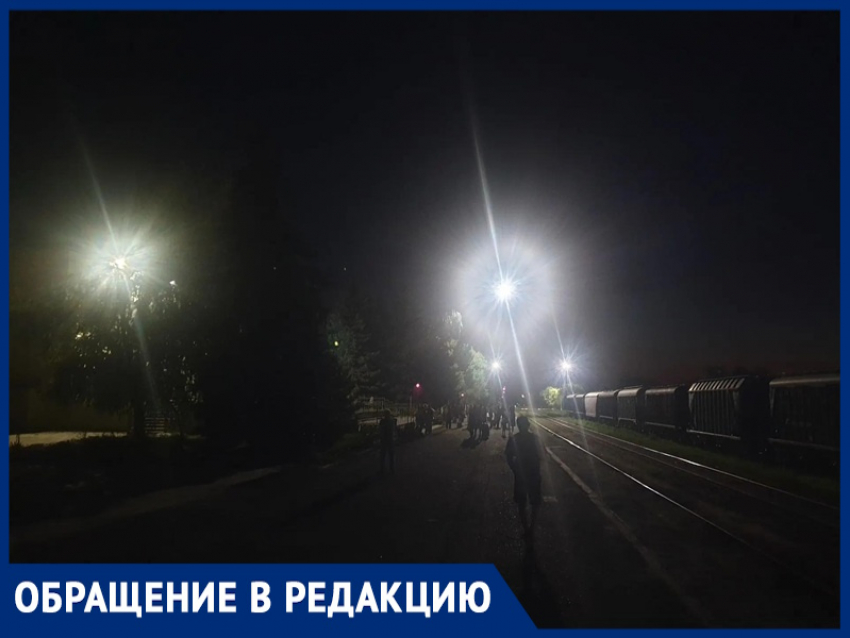 «Перрон поглотила тьма»: пассажиры пожаловались на плохое освещение на станции Волгодонская 