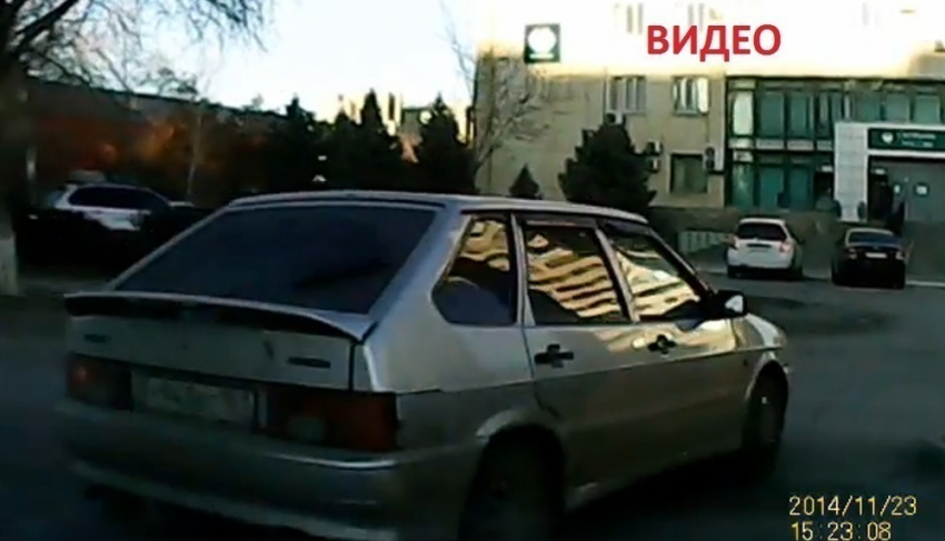 В Волгодонске неудачный маневр водителя, завершившийся заездом под «кирпич», попал под прицел видеорегистратора