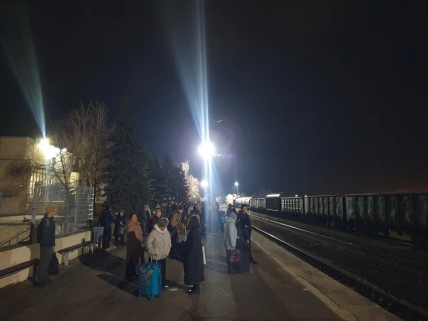 Встретить Новый год в чужом городе:  на 11 часов отложили отправление поезда из Кисловодска через Волгодонск 