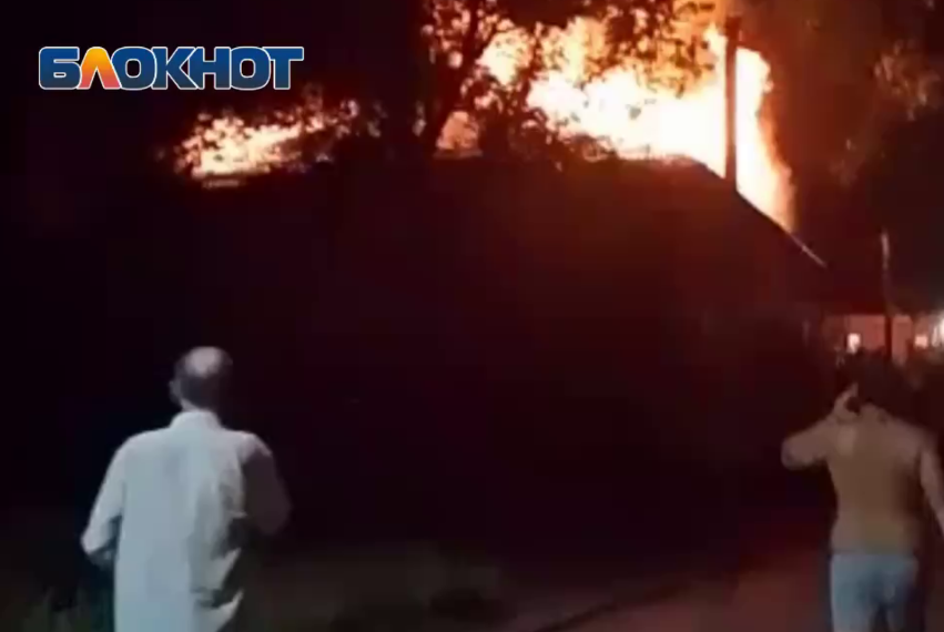 Страшный ночной пожар бушевал в Волгодонске: пламенем был объят дом на переулке Донском