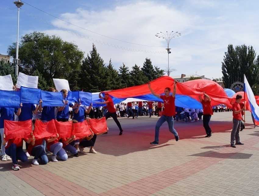 В Волгодонске на площади Победы прошло масштабное празднование Дня знаний