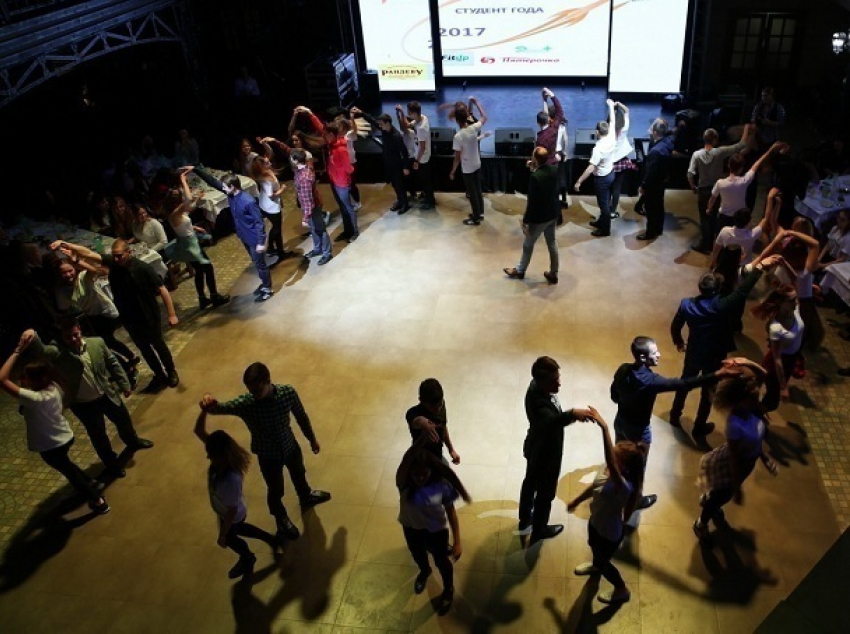 Жаркую танцевальную битву устроили студенты из Волгодонска в канун своего праздника