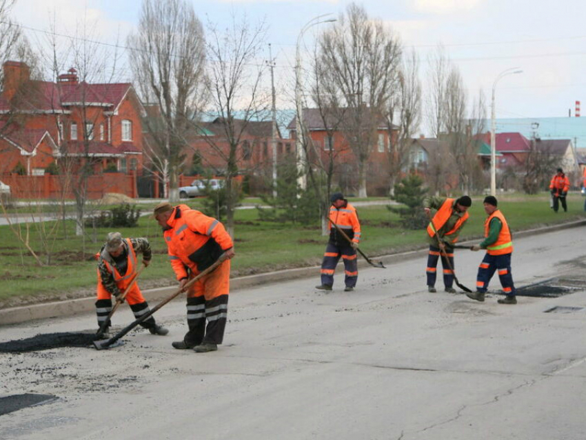 На 17 автодорогах Волгодонска был проведен ямочный ремонт 