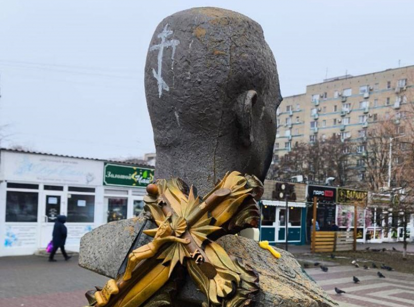 Задержан вандал, осквернивший памятник Герою России Сергею Молодову в Волгодонске 