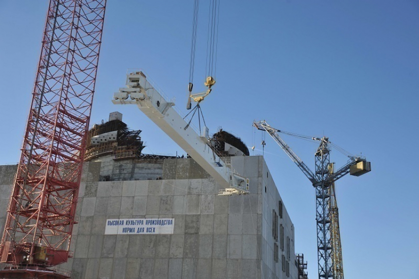 На четвертом энергоблоке Ростовской АЭС монтируют многотонный кран реакторного отделения