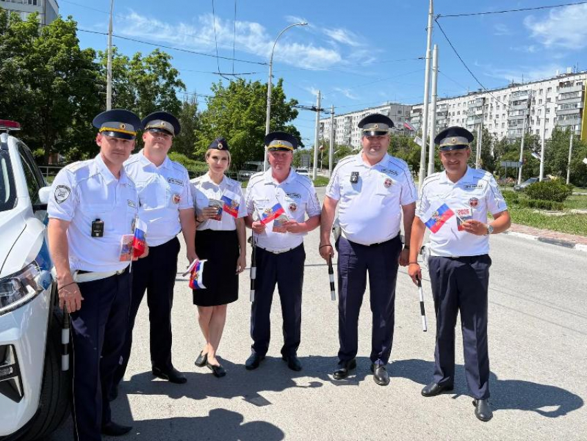 Сотрудники Госавтоинспекции Волгодонска в День России провели акцию с вручением флагов водителям