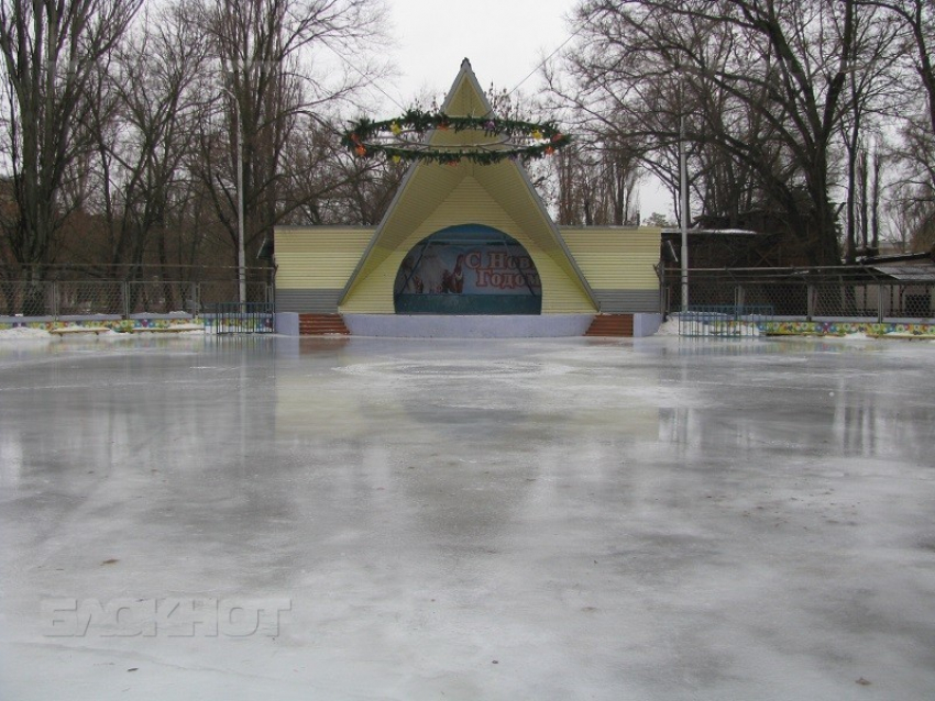 В Волгодонске готовятся к заливке ледового катка в парке Победы