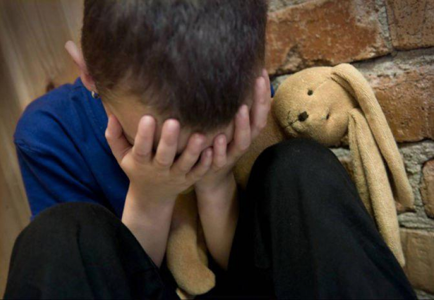 «Ребенок в опасности»: Куда звонить в случае преступления против несовершеннолетнего 