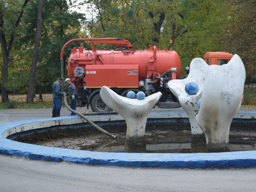 В Волгодонске отмывают фонтаны в преддверии зимы