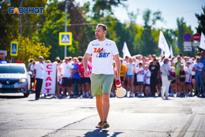 Самые спортивные волгодонцы собрались на площади Победы: «Кросс нации-2025» стартует с минуты на минуту