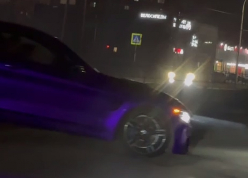 В Волгодонске гонщик на машине без номеров устроил дрифт и заезд на газон после траурных мероприятий памяти сбитых Гапизовым девушек