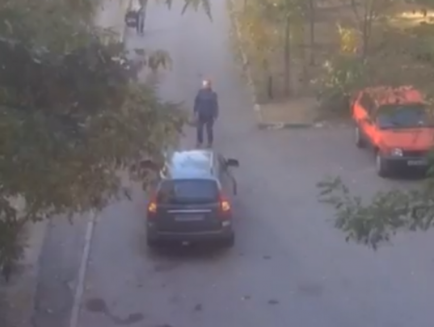 «Иногда я сама не понимаю женщин»: волгодончанка сняла на видео припаркованный посередине дороги автомобиль
