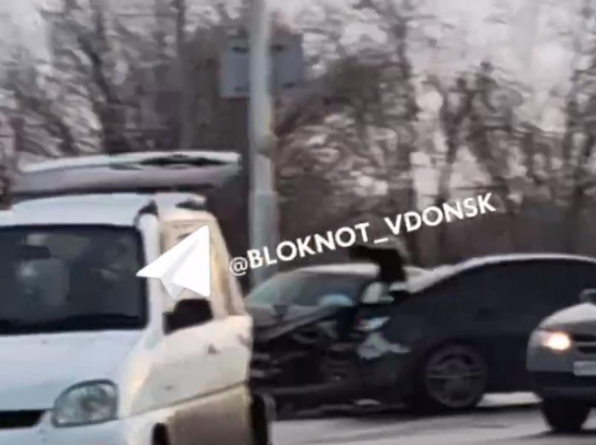 ДТП с участием сразу четырех автомобилей произошло на мосту в Волгодонске  