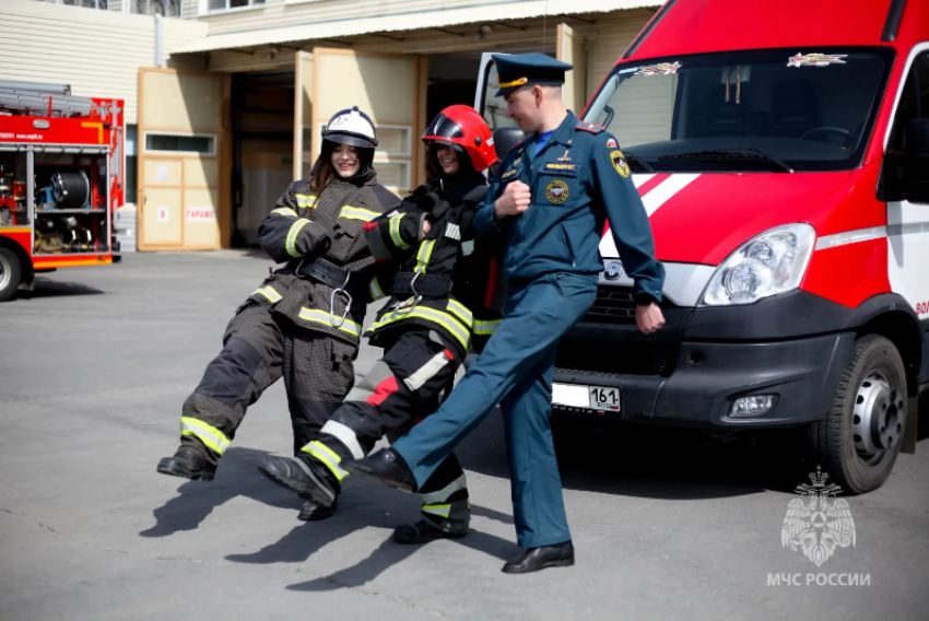 Волгодонские огнеборцы показали цимлянским школьникам, как тушат пожары и защищают АЭС