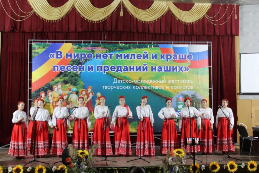 «В мире нет милее и краше песен и преданий наших»: «Радуга» вновь зажгла сцену фестиваля в Весёлом