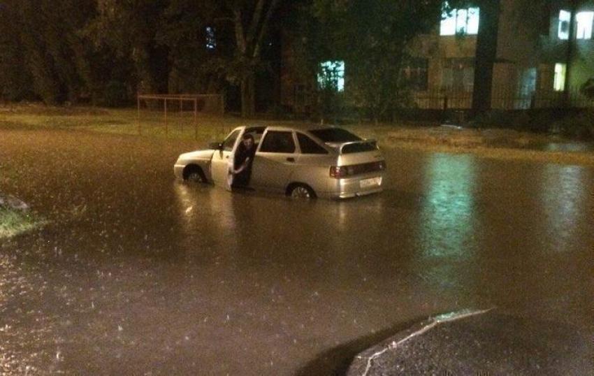 ВАЗ утонул на «30-нике» во время сильного ливня в Волгодонске