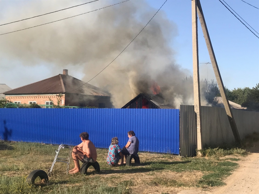 Из горящего дома в Красном Яру удалось спасти людей: на месте ЧП находится Виктор Мельников