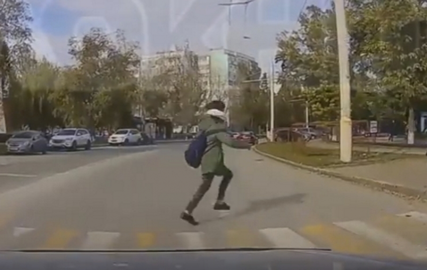 Отчаянная школьница выбежала на «красный» прямо под колеса машины в центре Волгодонска