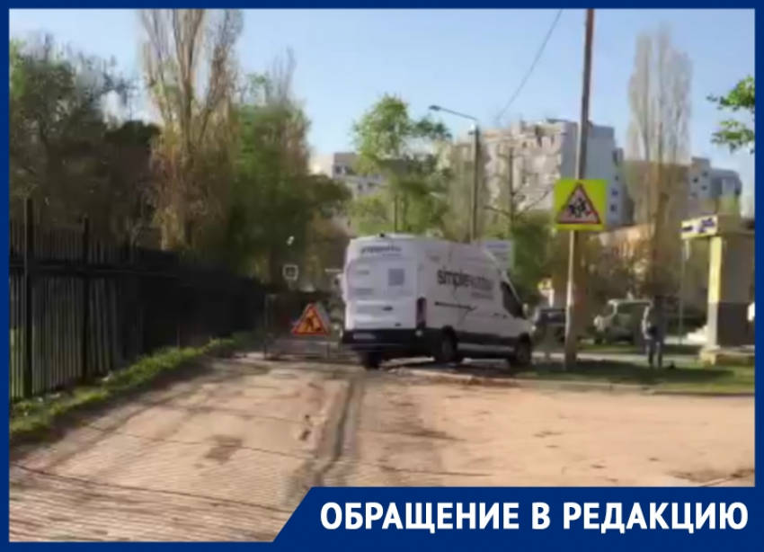 Водители в Волгодонске предпочитают объезжать препятствия по тротуару