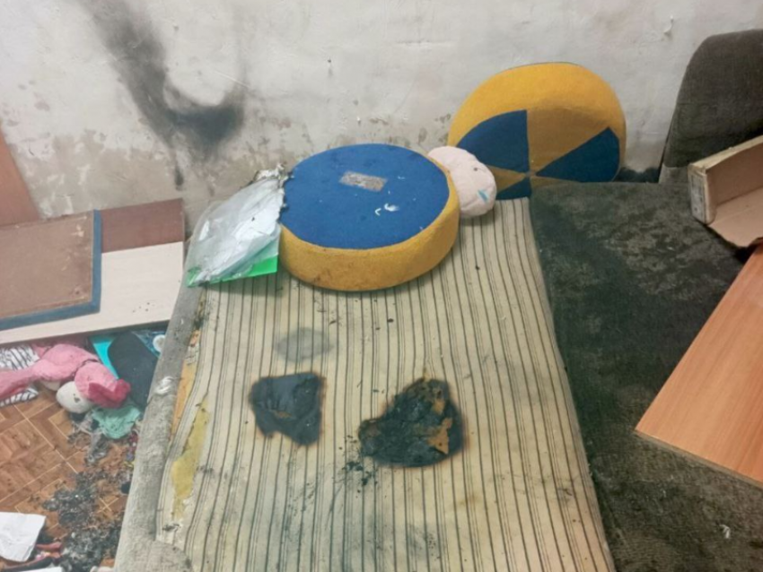 Закурил и заснул: житель станицы Красноярской чуть не сжег свой дом одной сигаретой 