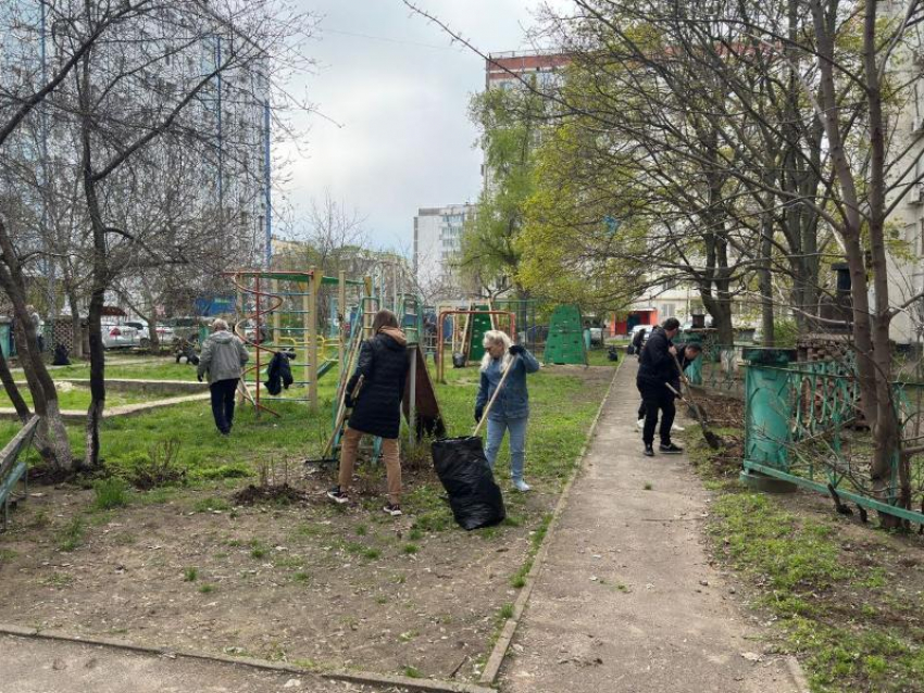 Волгодонцы массово вышли на субботник в День космонавтики: около двух тысяч человек приняли участие